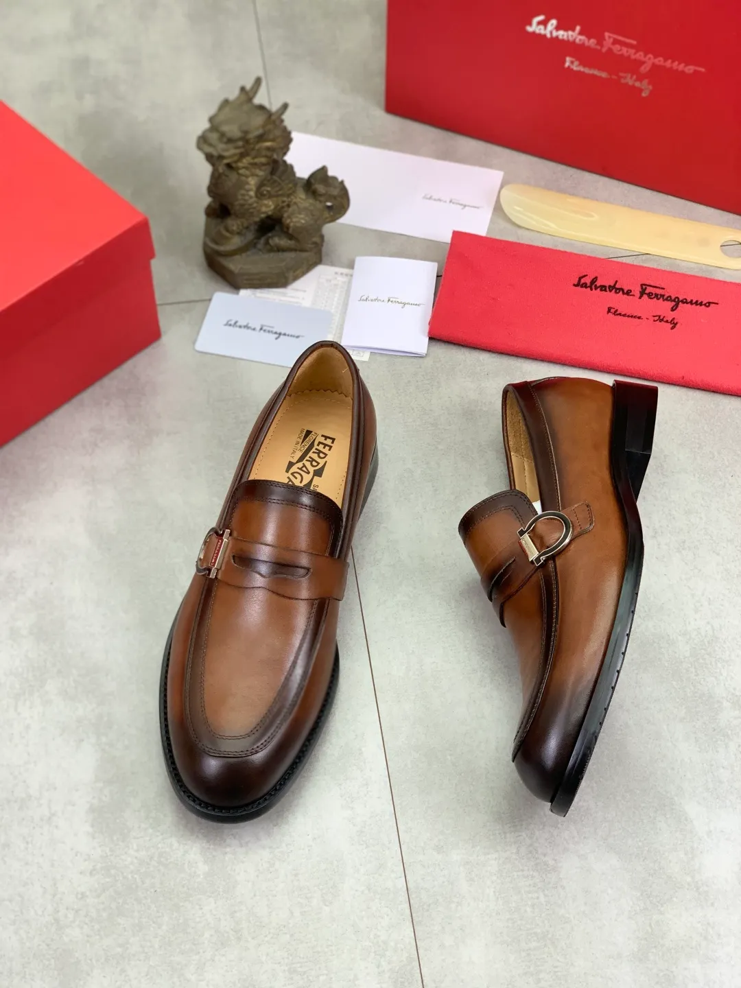 Men's Men's Shoes 💰P562💰[New Style] Water-dyed Niuli 🆘[Salvatore Ferragamo] Ferragamo's latest casual business leather shoes for men! Listed simultaneously! The fabric is made of specially imported original pebbled calfskin, and the lining is made of imported water-dyed cowhide. It is absolutely luxurious and leads the fashion trend. Matching code: 38-44 (45 and 46 can be customized) Black, brown and burgundy colors available